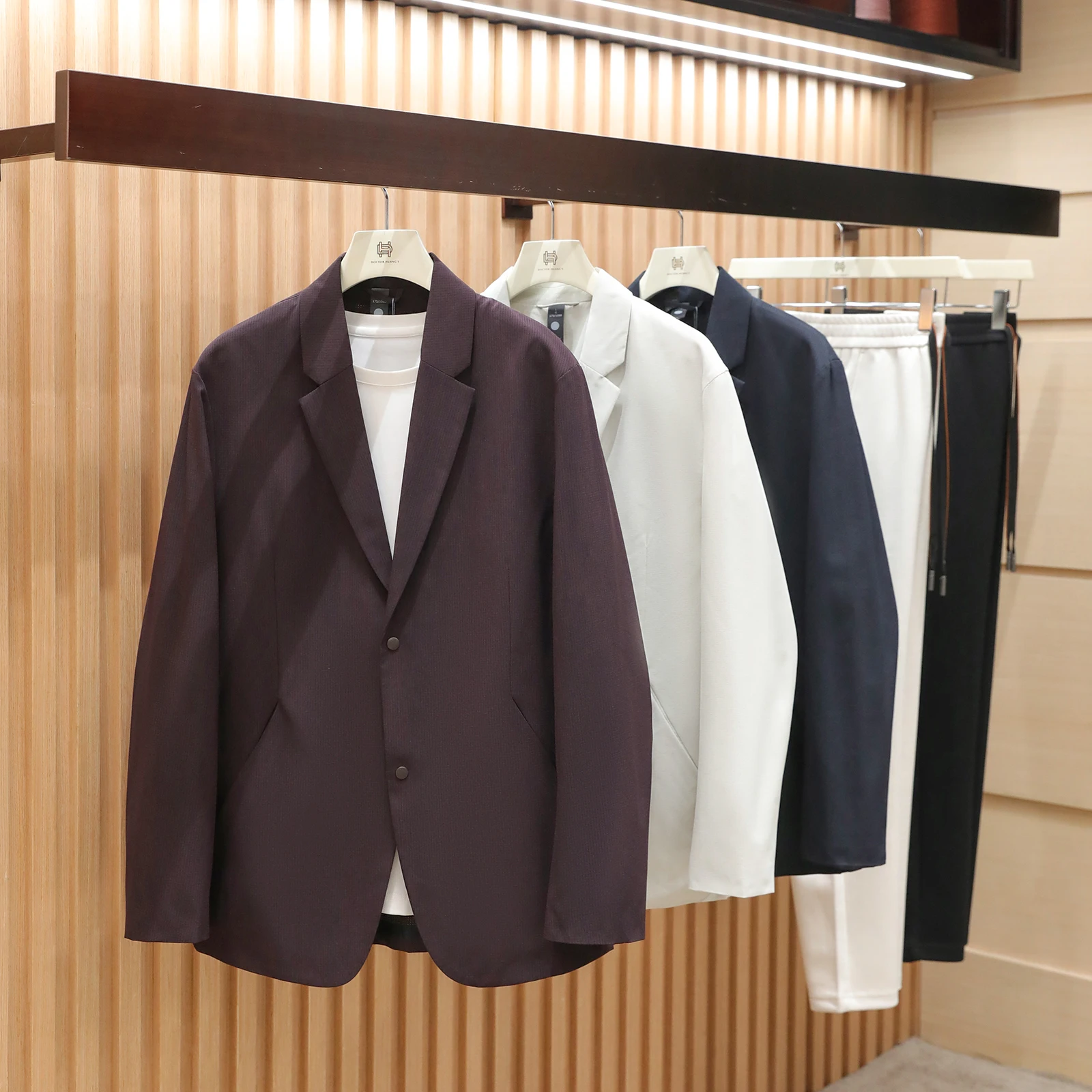 Spring 2026 Men's Casual Outdoor Ultra-light Busin Suit Qui-drng Sed Lapel West Coat Doctor.Huang's Polyester Fiber
Spring 2026 Men's Casual Outdoor Ultra-light Busin Suit Qui-drng Sed Lapel West Coat Doctor.Huang's Polyester Fiber