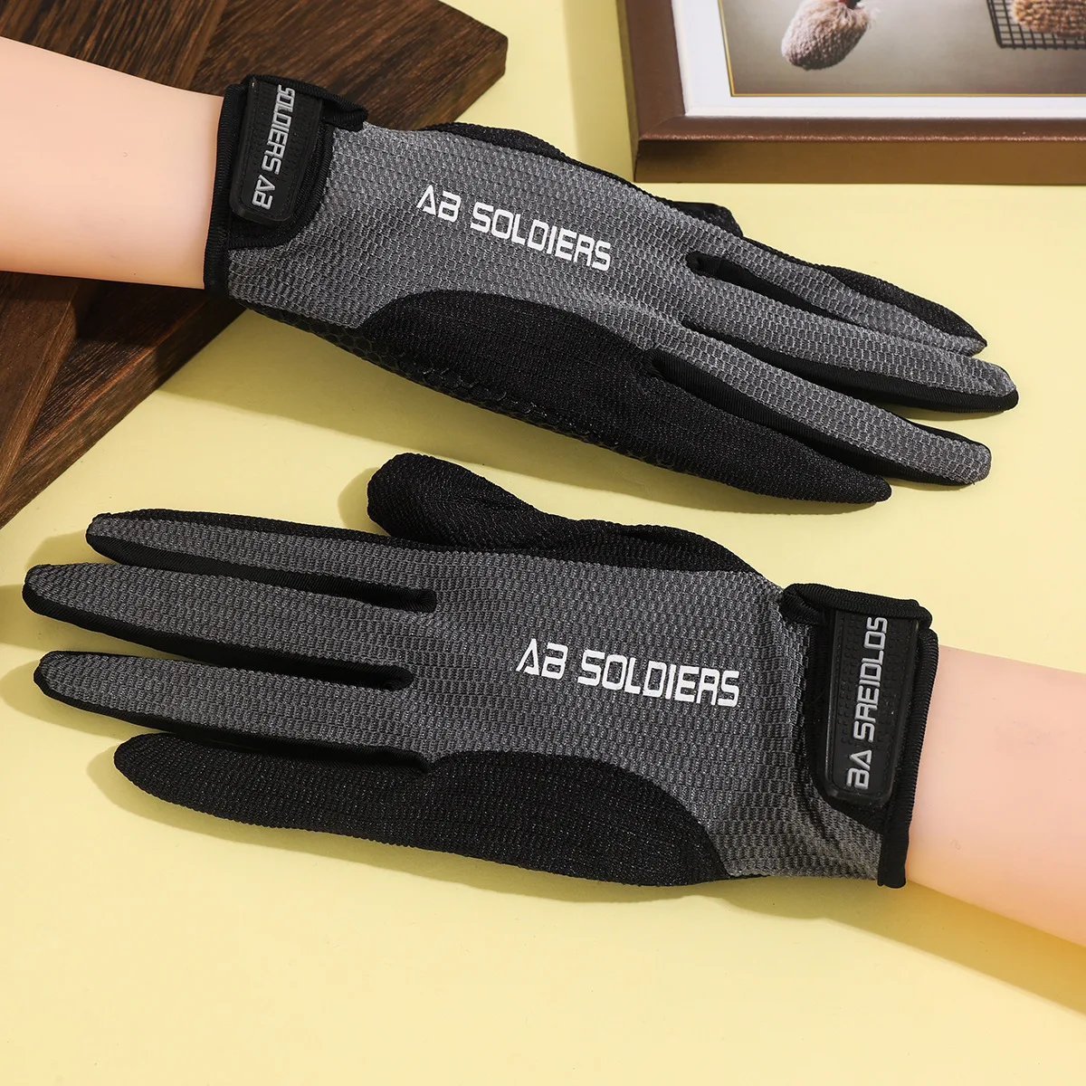 Outdoor Fishing Gloves Cycling Ice Silk Thin Breathable, Non Slip, Wear-resistant Luya Fishing Gloves for Men and Women
Outdoor Fishing Gloves Cycling Ice Silk Thin Breathable, Non Slip, Wear-resistant Luya Fishing Gloves for Men and Women