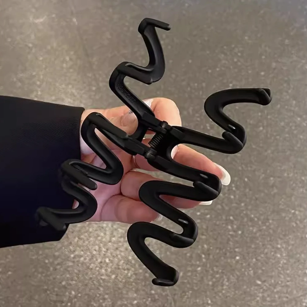 Women's Curvilinear Shape Hair Claw Clip Solid Color Simple Niche Durable Fashionable Hairpin Hair Accessory
Women's Curvilinear Shape Hair Claw Clip Solid Color Simple Niche Durable Fashionable Hairpin Hair Accessory