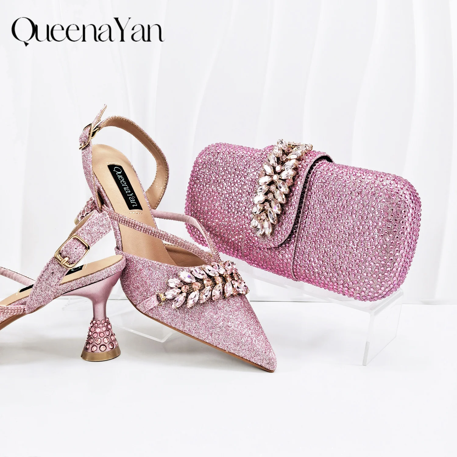Комплект: женские туфли на высоком каблуке Queena Yan с острым носком, украшенные стразами, в нежно-розовом цвете, для вечеринок и свадеб, и сумка в тон. Хит продаж.
Комплект: женские туфли на высоком каблуке Queena Yan с острым носком, украшенные стразами, в нежно-розовом цвете, для вечеринок и свадеб, и сумка в тон. Хит продаж.