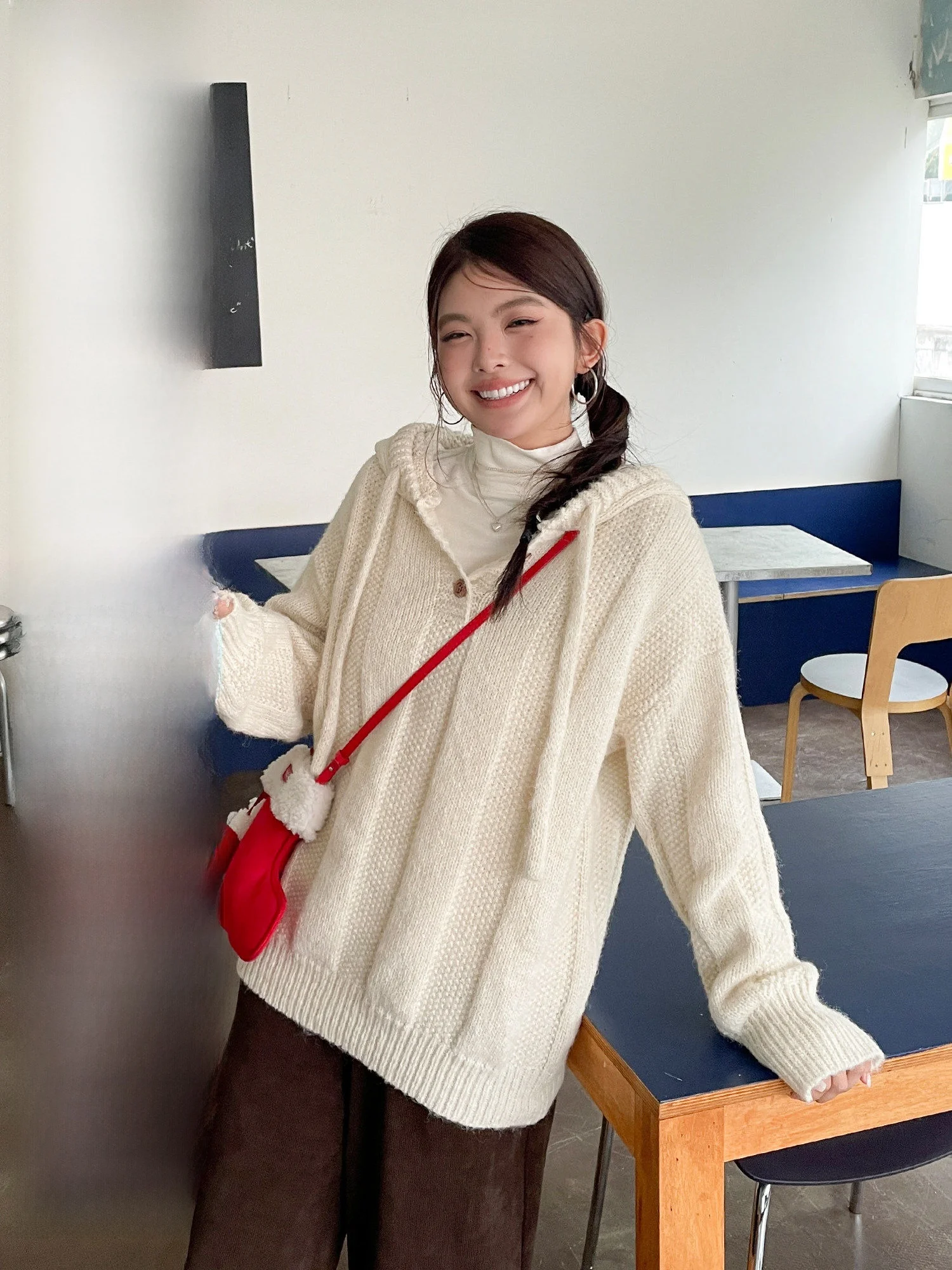 Модный зимний свитер с капюшоном больших размеров для женщин: свободный крой, удлиненный, комфортный, уютный, вязаный кардиган-пальто
Модный зимний свитер с капюшоном больших размеров для женщин: свободный крой, удлиненный, комфортный, уютный, вязаный кардиган-пальто