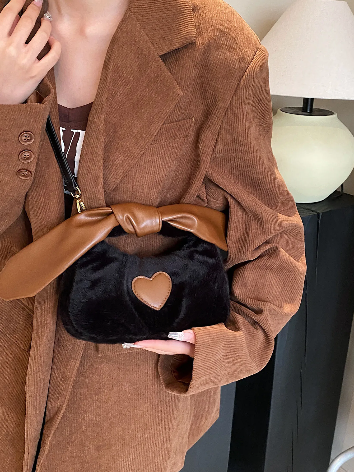Korean Style Contrast Cute Plush Crossbody Bag Women's Bow Decor Handheld Fashion New Autumn Winter Simple Love One Shoulder Bag
Korean Style Contrast Cute Plush Crossbody Bag Women's Bow Decor Handheld Fashion New Autumn Winter Simple Love One Shoulder Bag