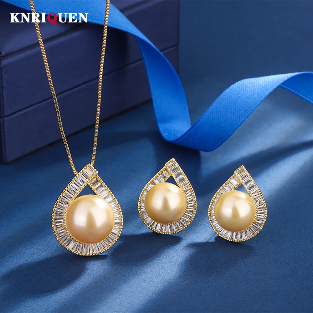 Charms 12-14mm Gold Pearl High Carbon Diamond Pendant Necklace Earrings for Women Wedding Party Jewelry Sets Anniversary Gift
Charms 12-14mm Gold Pearl High Carbon Diamond Pendant Necklace Earrings for Women Wedding Party Jewelry Sets Anniversary Gift