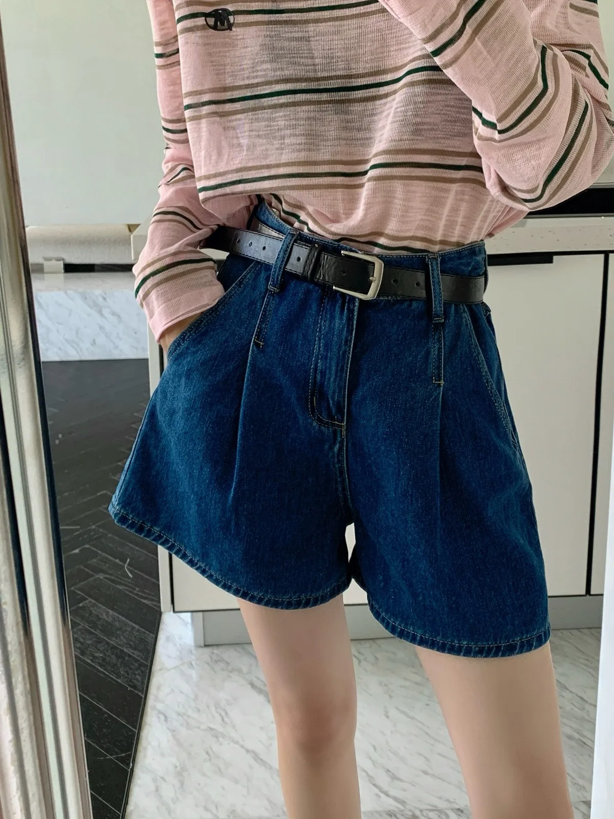 ZHISILAO Vintage High Waist Wide Leg Denim Shorts Women Casual Mini Jeans Shorts Summer 2024
ZHISILAO Vintage High Waist Wide Leg Denim Shorts Women Casual Mini Jeans Shorts Summer 2024