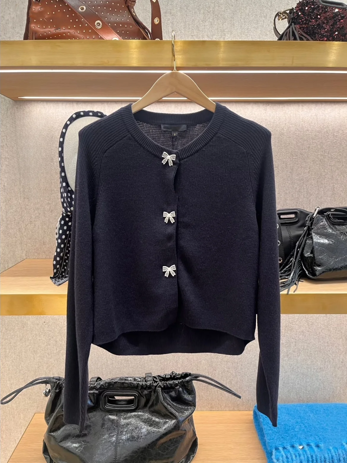 Elegant Black Short Knit Sweater with Knot And Water Diamond HEIDD M Home Early Spring 2026 Fashion Ladies Sweater
Elegant Black Short Knit Sweater with Knot And Water Diamond HEIDD M Home Early Spring 2026 Fashion Ladies Sweater