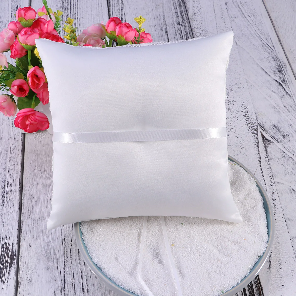 20x20cm Pearl Decorated Ring Cushion Smooth Texture Protection for Wedding Ring Bearer Party Favors Decoration
20x20cm Pearl Decorated Ring Cushion Smooth Texture Protection for Wedding Ring Bearer Party Favors Decoration
