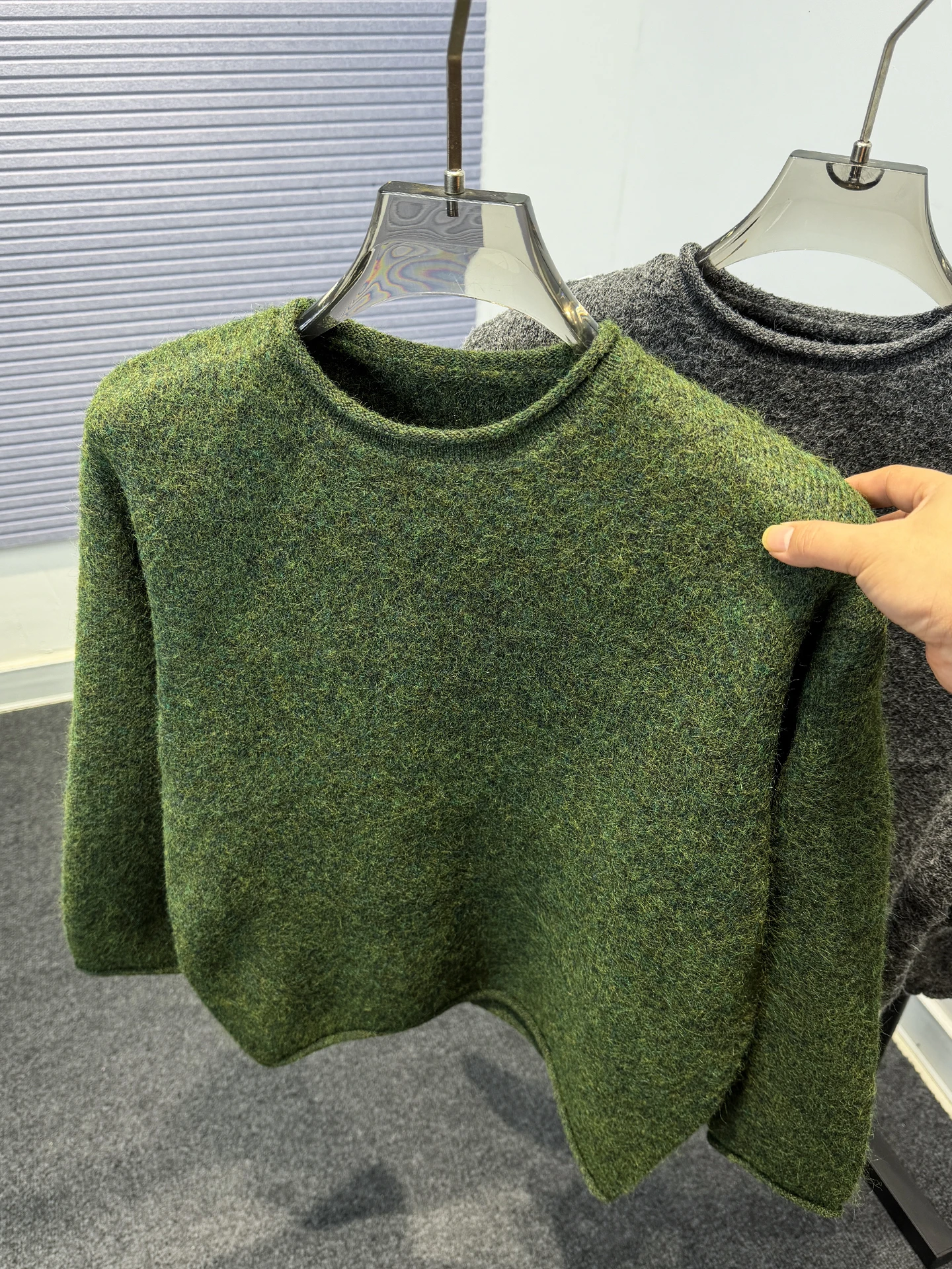 Мужской утепленный вязаный свитер свободного кроя в корейском стиле, осенне-зимний, модный, с цветовыми блоками, с круглым вырезом, пуловер, трикотаж
Мужской утепленный вязаный свитер свободного кроя в корейском стиле, осенне-зимний, модный, с цветовыми блоками, с круглым вырезом, пуловер, трикотаж