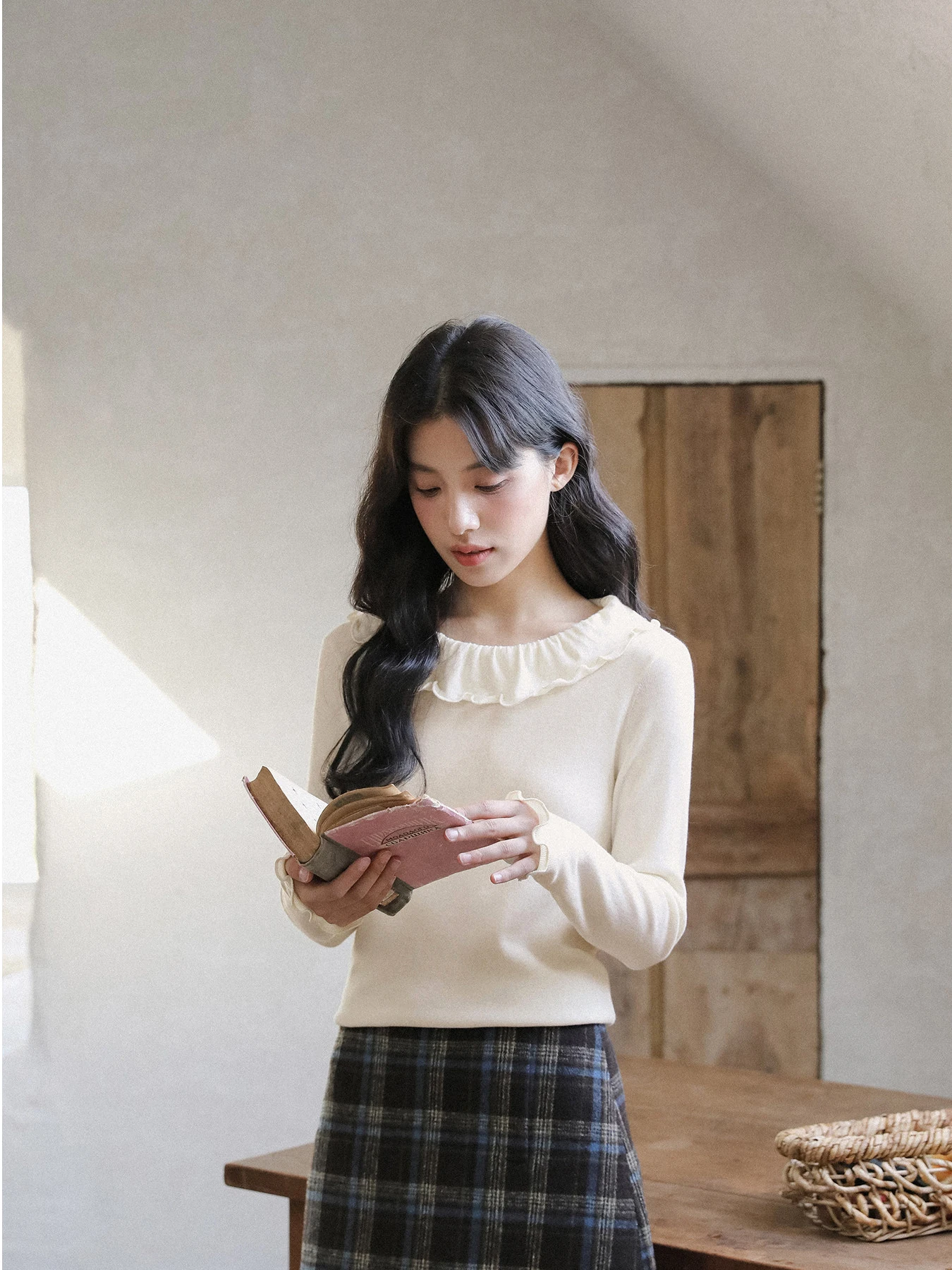 Soft Cream Knitted Shirt Women's Early Spring White Base Shirt Inner Beautiful Top Cheese Snowflake Lace Collar Slim Fit Long...
Soft Cream Knitted Shirt Women's Early Spring White Base Shirt Inner Beautiful Top Cheese Snowflake Lace Collar Slim Fit Long...