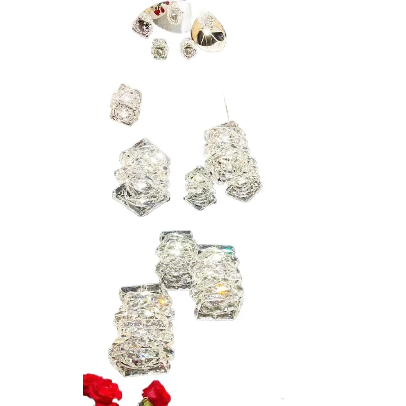 Crystal lamp light luxury high-end villa small duplex stairs chandelier loft apartment 
Crystal lamp light luxury high-end villa small duplex stairs chandelier loft apartment