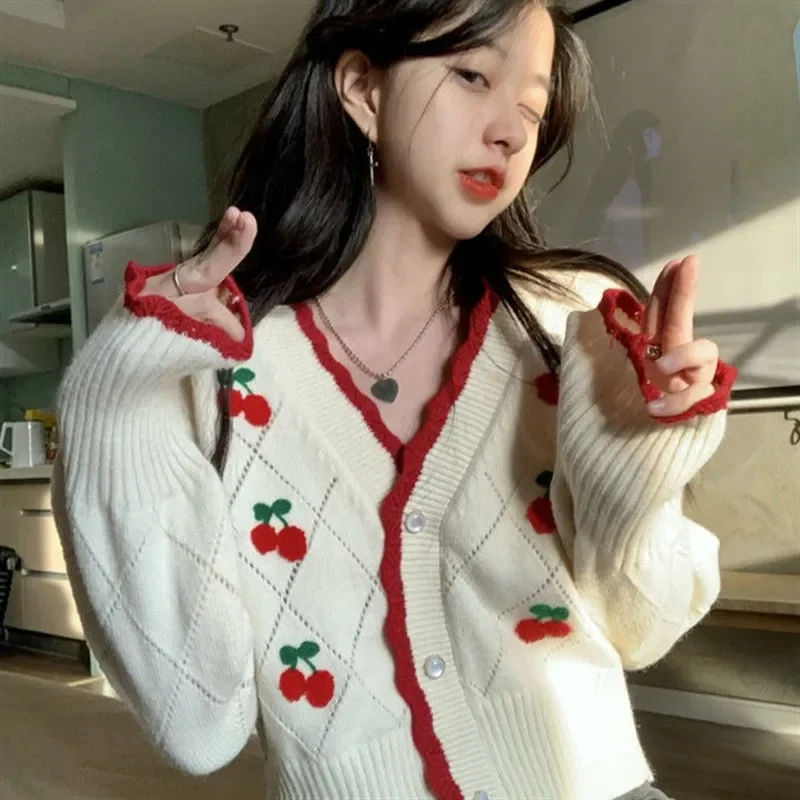 Autumn Women Cardigan 2023 New Gentle Style Lazy Style Vintage Cherry Knitted Cardigan Female Long-sleeved V-neck Thin Sweater
Autumn Women Cardigan 2023 New Gentle Style Lazy Style Vintage Cherry Knitted Cardigan Female Long-sleeved V-neck Thin Sweater