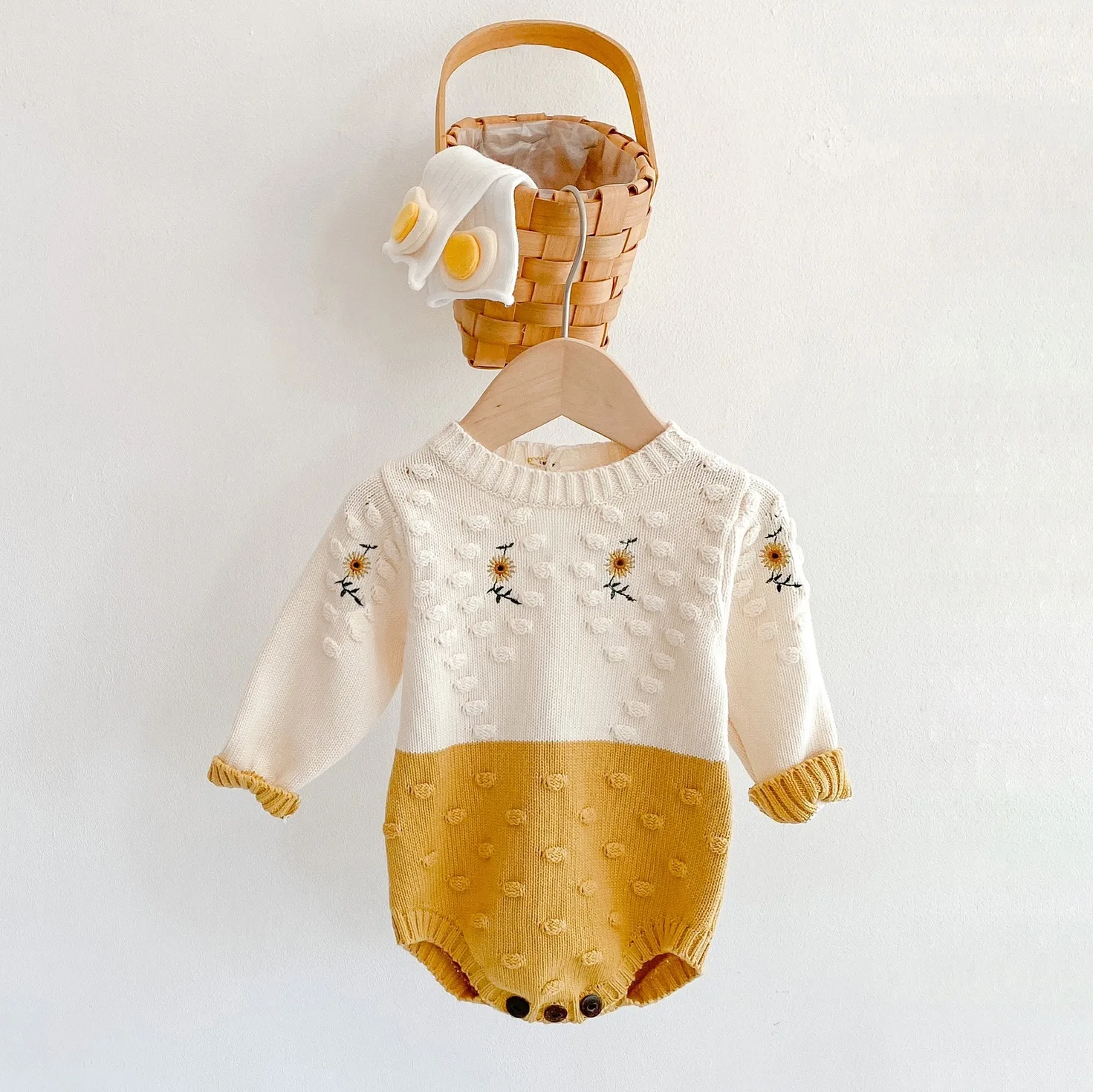 Dollbling 2024 spring clothing baby girl baby sunflower embroideredknittingsweater jumpsuit triangle hip romper
Dollbling 2024 spring clothing baby girl baby sunflower embroideredknittingsweater jumpsuit triangle hip romper