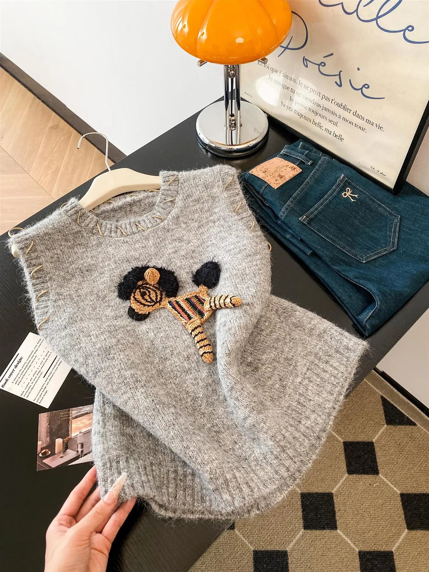 Женский вязаный жилет на осень-зиму: мягкий, уютный, модный, с забавной вышивкой, для многослойного образа
Женский вязаный жилет на осень-зиму: мягкий, уютный, модный, с забавной вышивкой, для многослойного образа