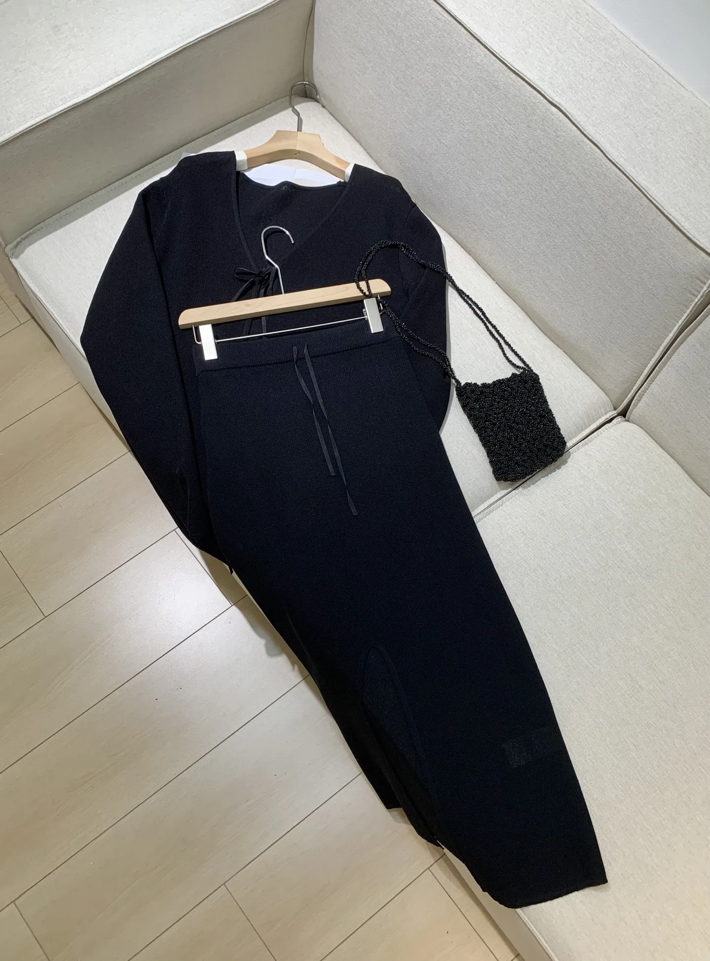 Knitted Suit Women 2025 Spring And Summer New High Quality Simple V-Neck Lace Cardigan Slit Skirt
Knitted Suit Women 2025 Spring And Summer New High Quality Simple V-Neck Lace Cardigan Slit Skirt