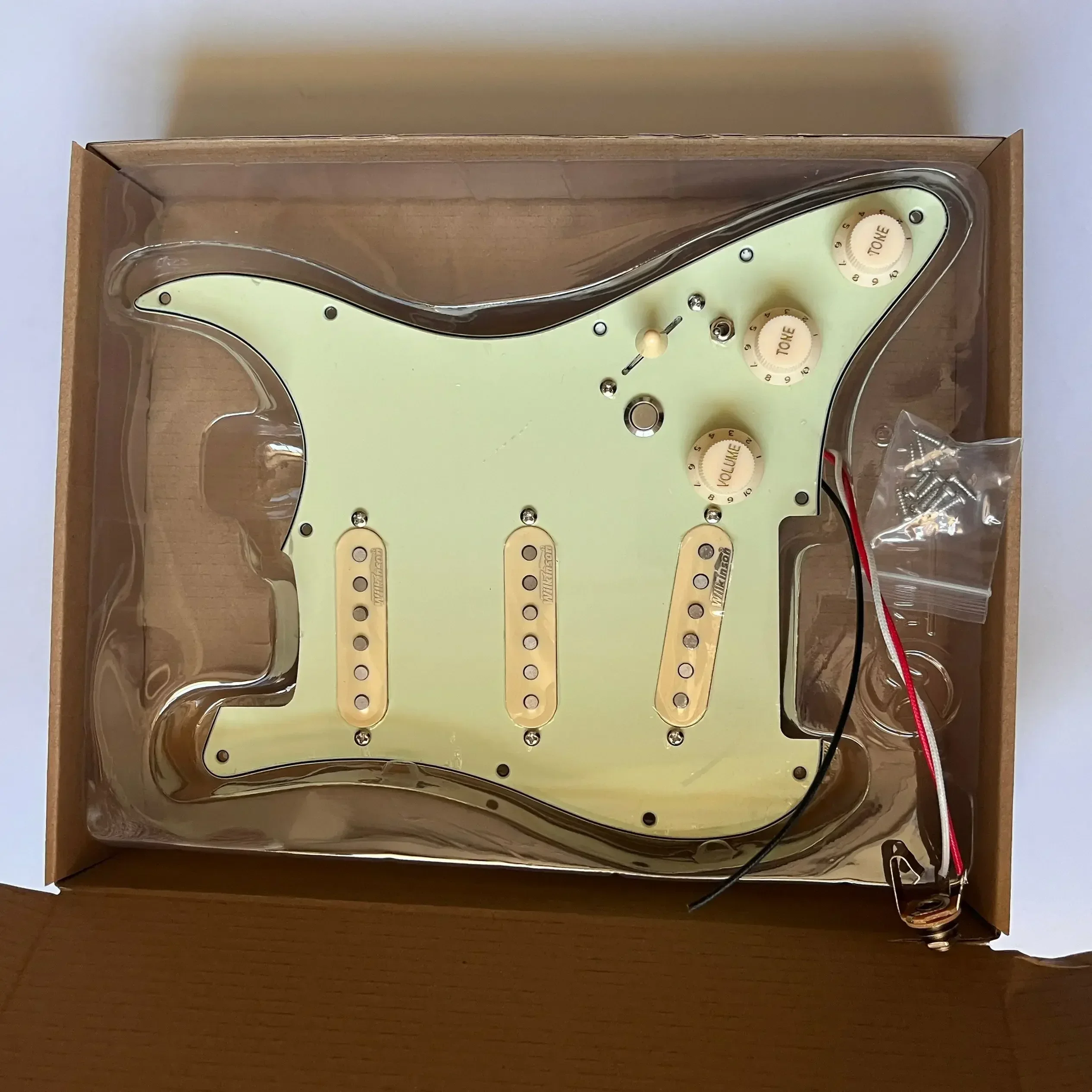 Guitar Prewired Loaded ST Pickguard with SSS Single-coil Pickups Set Coil Splitting Switch for ST Electric Guitar
Guitar Prewired Loaded ST Pickguard with SSS Single-coil Pickups Set Coil Splitting Switch for ST Electric Guitar