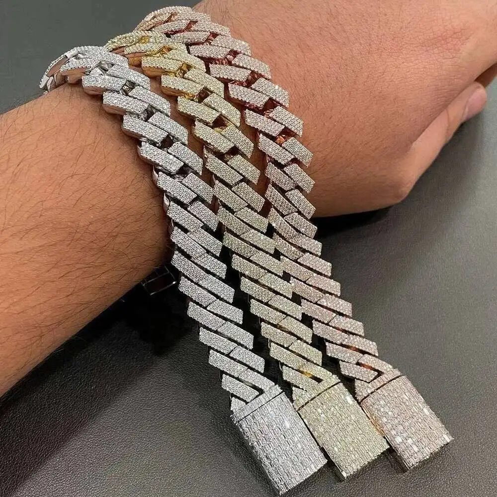 Luxury Cuban Chain Gioielli Rapper Hip Hop Collegamento Cubano Vs Moissanites 4 Righe Bracciale a Catena Cubana Moissanite.
Luxury Cuban Chain Gioielli Rapper Hip Hop Collegamento Cubano Vs Moissanites 4 Righe Bracciale a Catena Cubana Moissanite.