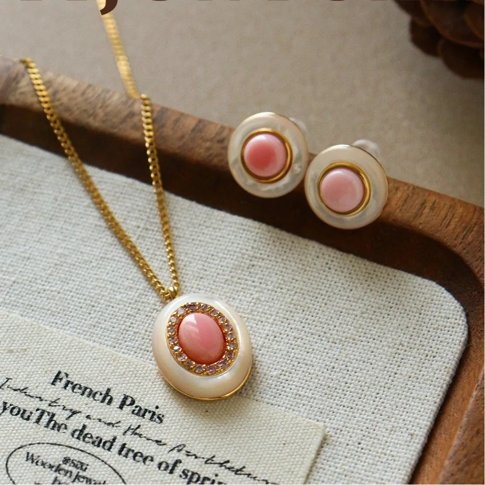 New Retro Fashion Temperament Oval Mother-of-pearl Cubic Zircon Paved Circle Necklace Light Luxury Niche Clavicle Chain Jewelry
New Retro Fashion Temperament Oval Mother-of-pearl Cubic Zircon Paved Circle Necklace Light Luxury Niche Clavicle Chain Jewelry