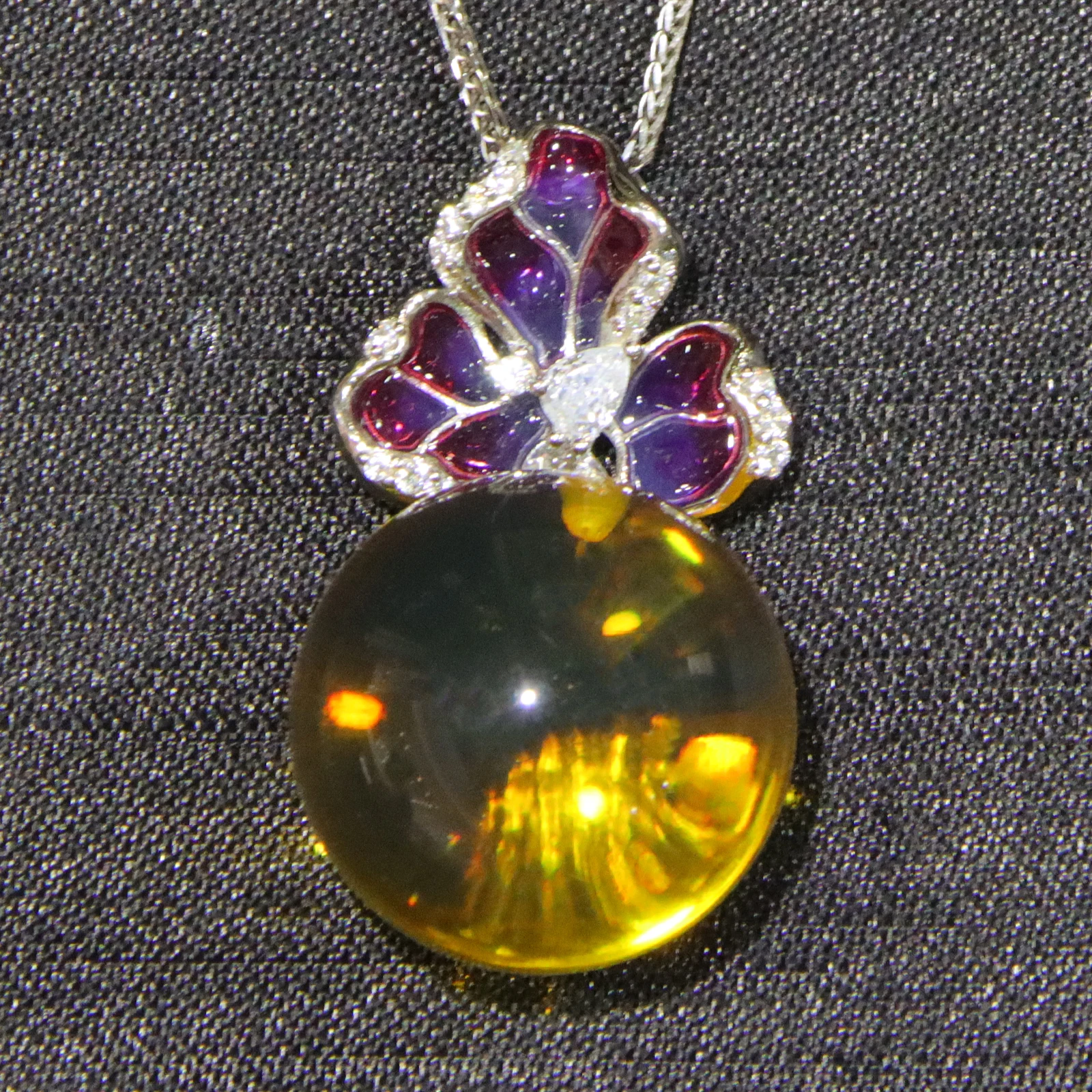 Natural Mexican Blue Amber Pendant in Sterling Silver with Floral Clasp 19mm Round Bead
Natural Mexican Blue Amber Pendant in Sterling Silver with Floral Clasp 19mm Round Bead