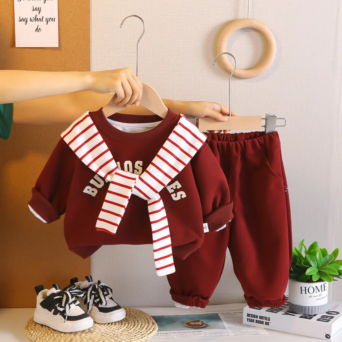 Весенне-осенние наряды, 2 шт., детская красная дизайнерская одежда с полосками, шалями, детская спортивная одежда, повседневный модный комплект на открытом воздухе
Весенне-осенние наряды, 2 шт., детская красная дизайнерская одежда с полосками, шалями, детская спортивная одежда, повседневный модный комплект на открытом воздухе