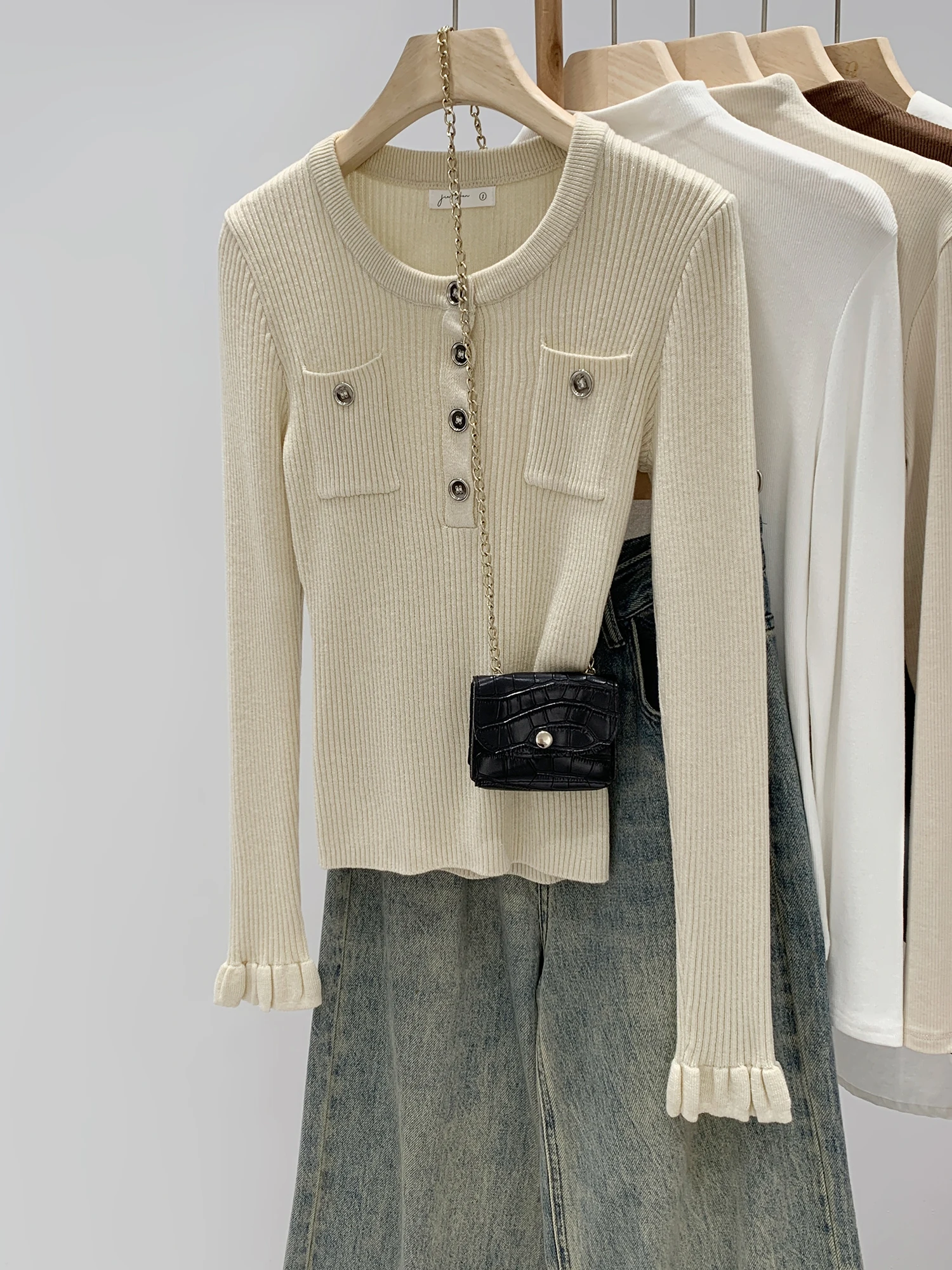 Soft Korean Style Woolen Knitted Sweater Women Early Spring Slim Fit round Neck Button Base Shirt Top Long Sleeve Petal Sleeve
Soft Korean Style Woolen Knitted Sweater Women Early Spring Slim Fit round Neck Button Base Shirt Top Long Sleeve Petal Sleeve
