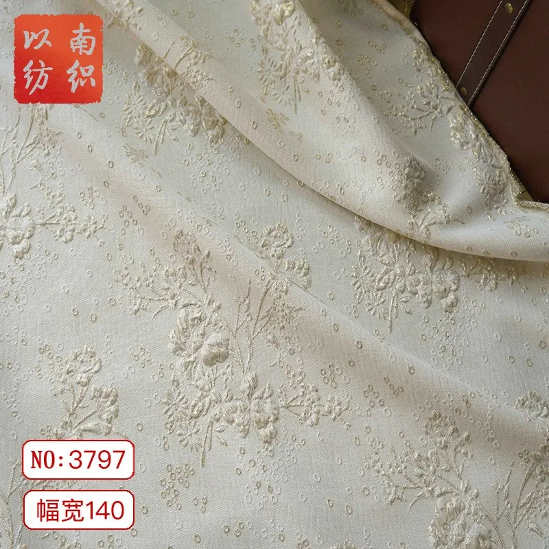 Стильное женское платье Cheongsam с золотым тиснением, ткань на весну и осень, простой декоративный букет
Стильное женское платье Cheongsam с золотым тиснением, ткань на весну и осень, простой декоративный букет