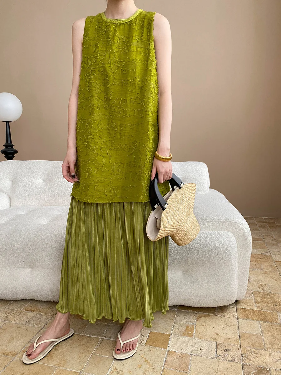 Spring and summer women's casual solid color round neck sleeveless loose fitting two-piece dress
Spring and summer women's casual solid color round neck sleeveless loose fitting two-piece dress