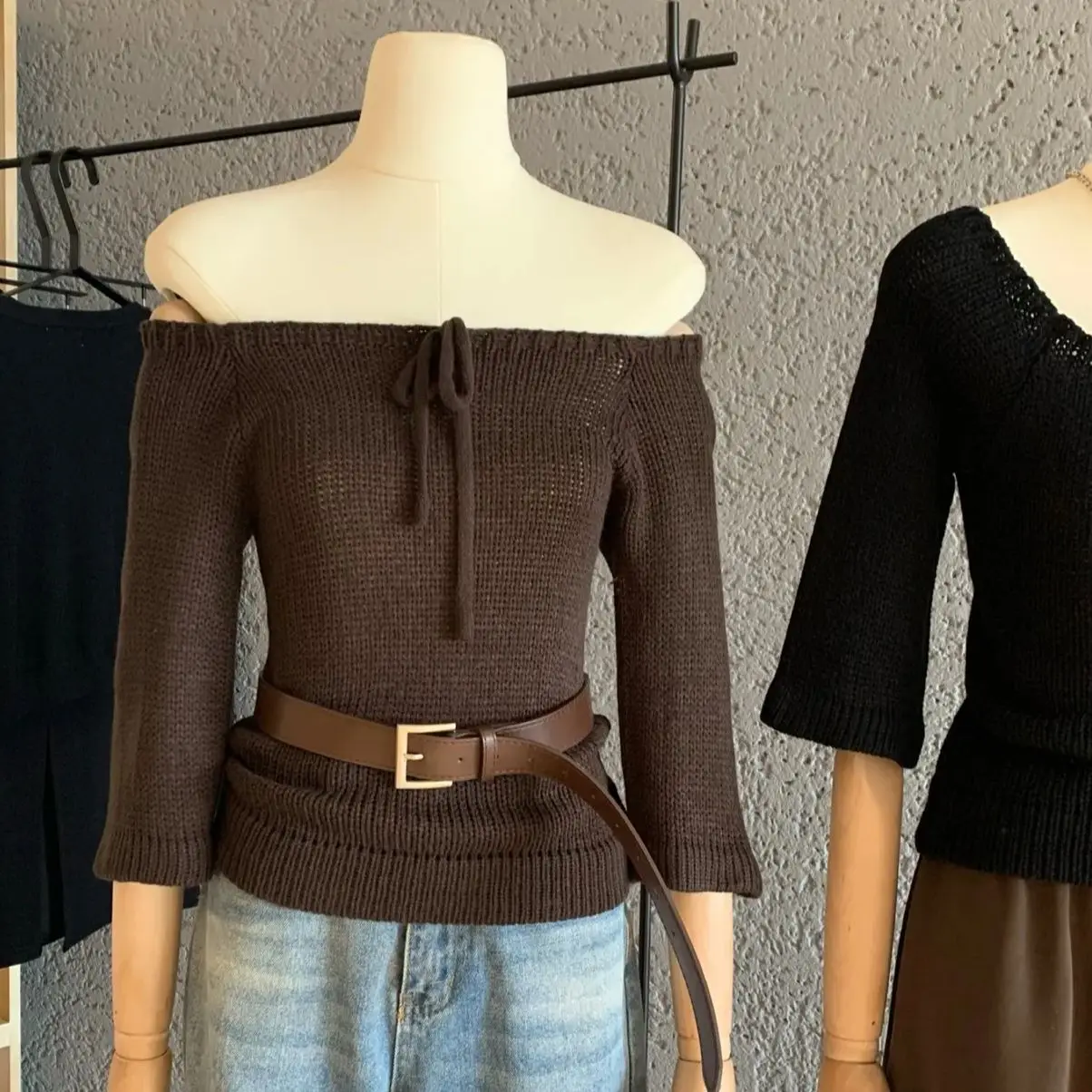 Корейская женская футболка контрастного цвета на одно плечо с короткими рукавами, новинка лета 202, нестандартный вязаный топ
Корейская женская футболка контрастного цвета на одно плечо с короткими рукавами, новинка лета 202, нестандартный вязаный топ