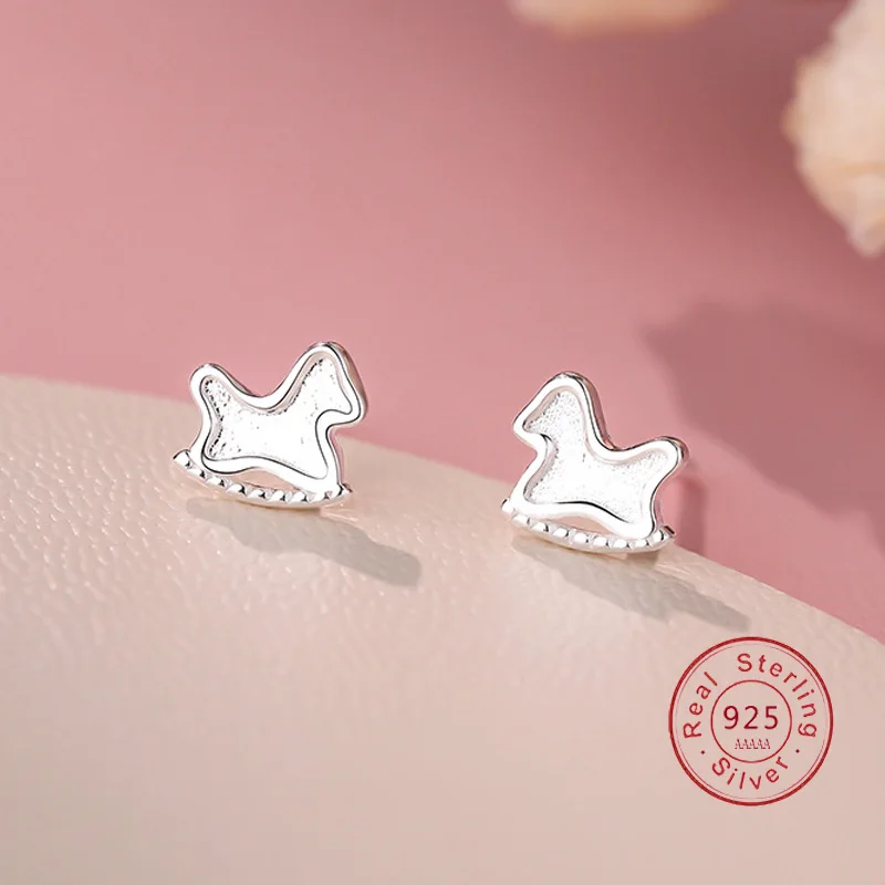 Милые женские серьги из стерлингового серебра 925 пробы, маленькие винтовые серьги с изображением лошади для женщин и девочек, массивные свадебные украшения De Mujer
Милые женские серьги из стерлингового серебра 925 пробы, маленькие винтовые серьги с изображением лошади для женщин и девочек, массивные свадебные украшения De Mujer