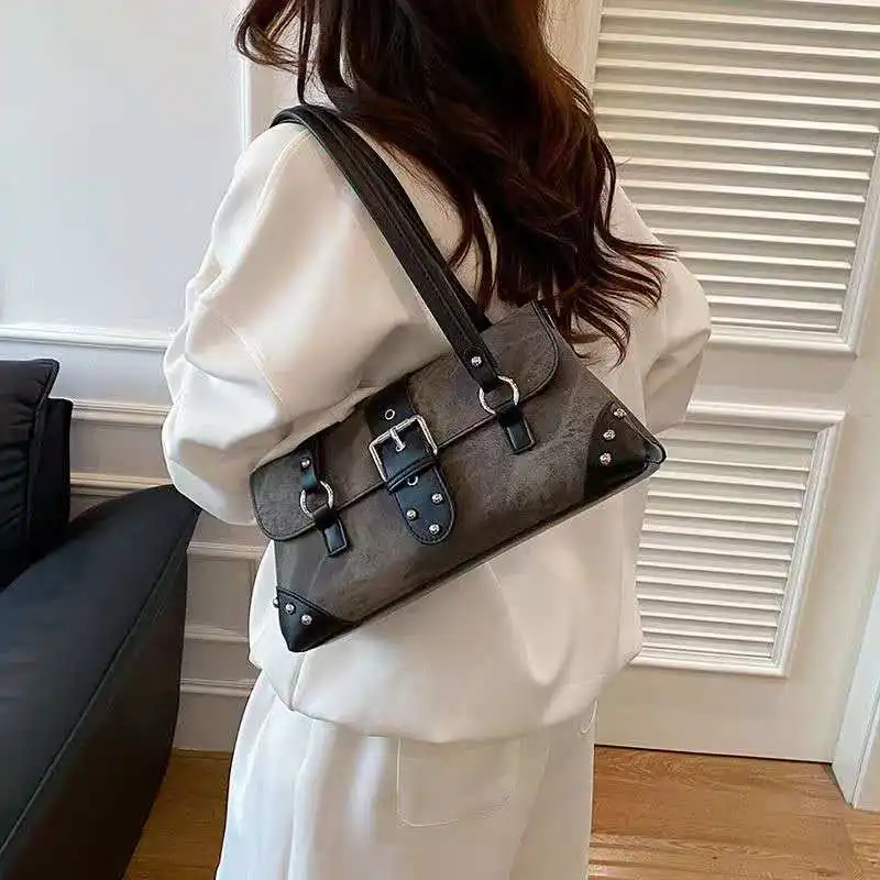 2026 Fashionable retro motorcycle bag with attractive snap-on buckle and rivets single-shoulder personalized women's bag
2026 Fashionable retro motorcycle bag with attractive snap-on buckle and rivets single-shoulder personalized women's bag