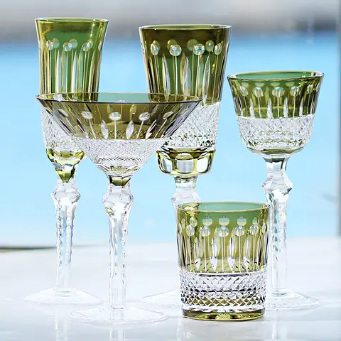 Antiquitäten-Stil, mehrfarbig und handgeschnittene Glas-Kristall-Sockglas-Weingläser mit geschnittenem Stiel und Sockel, Home-Bar-Tischdekoration