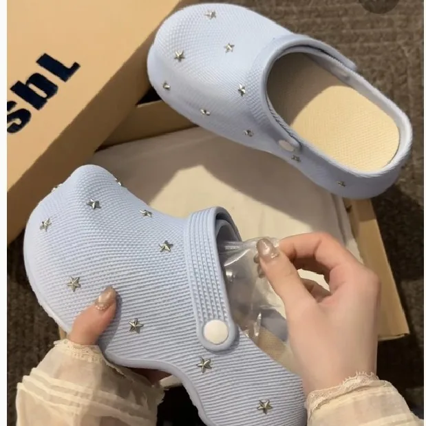 2026 New Star Decor Clogs Women Thick Sole Slip On Mules Spring Summer Non Slip Hollow Out Casual Backless Sandals Outdoor Wear
2026 New Star Decor Clogs Women Thick Sole Slip On Mules Spring Summer Non Slip Hollow Out Casual Backless Sandals Outdoor Wear