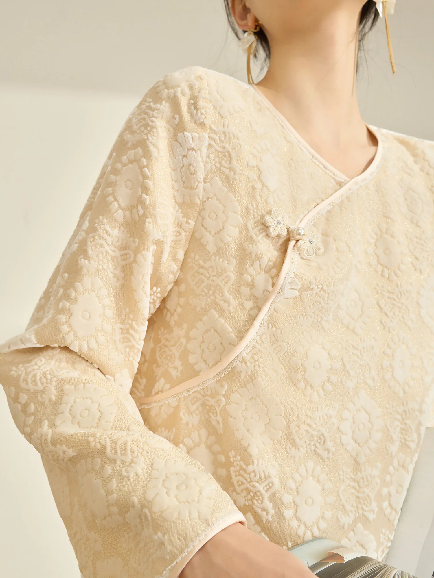 Новая китайская женская блузка с длинным рукавом, роскошная, с вышивкой, на пуговицах, струящаяся, весна 2026, светло-желтая, с цветочным принтом
Новая китайская женская блузка с длинным рукавом, роскошная, с вышивкой, на пуговицах, струящаяся, весна 2026, светло-желтая, с цветочным принтом