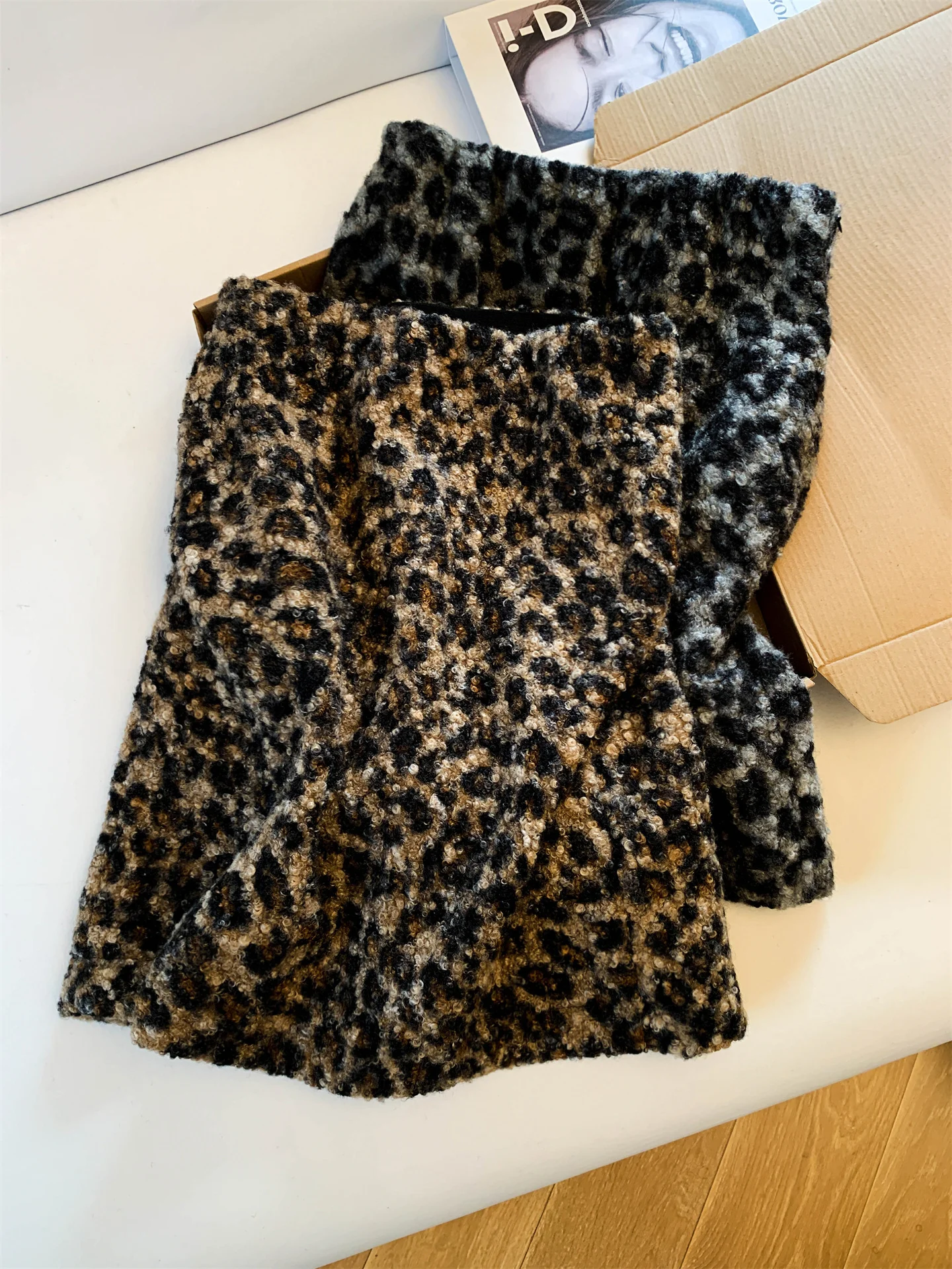 Fashionable Leopard Print High Waist Skirt with Slit for Women Thick Winter Season Commute Style A-Line Skirt
Fashionable Leopard Print High Waist Skirt with Slit for Women Thick Winter Season Commute Style A-Line Skirt