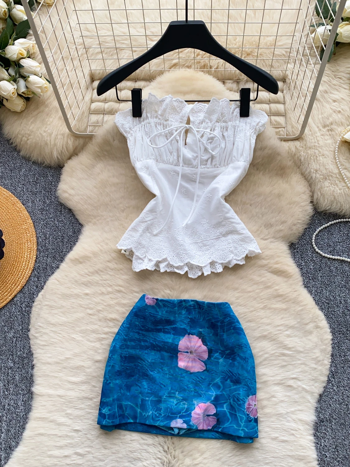 Sweet Lace Crop Top And Floral Print Short Skirt Two Piece Set Women's Summer Slimming Elegant Fashionable Ensemble
Sweet Lace Crop Top And Floral Print Short Skirt Two Piece Set Women's Summer Slimming Elegant Fashionable Ensemble