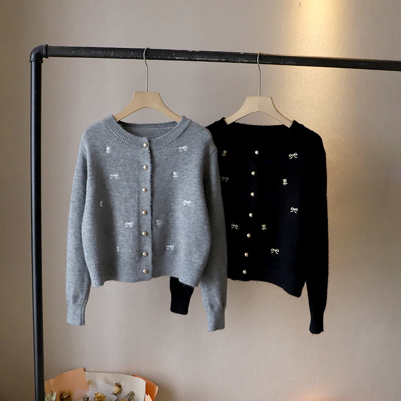 Chic Bow Embroidery Knitted Sweater Autumn Autumn Round Neck Single Breasted Cardigan Women Knitwear Jacket
Chic Bow Embroidery Knitted Sweater Autumn Autumn Round Neck Single Breasted Cardigan Women Knitwear Jacket