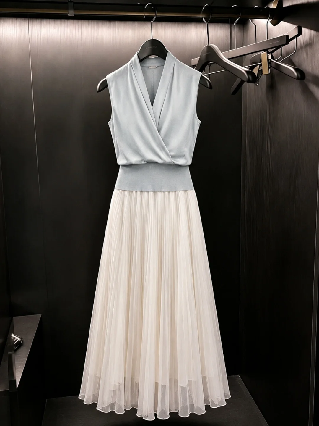 Korean Style Slimming V-Neck Tank Top Women's Color Versatile Sleeveless Summer Fashion Design Sensation Fashionable
Korean Style Slimming V-Neck Tank Top Women's Color Versatile Sleeveless Summer Fashion Design Sensation Fashionable