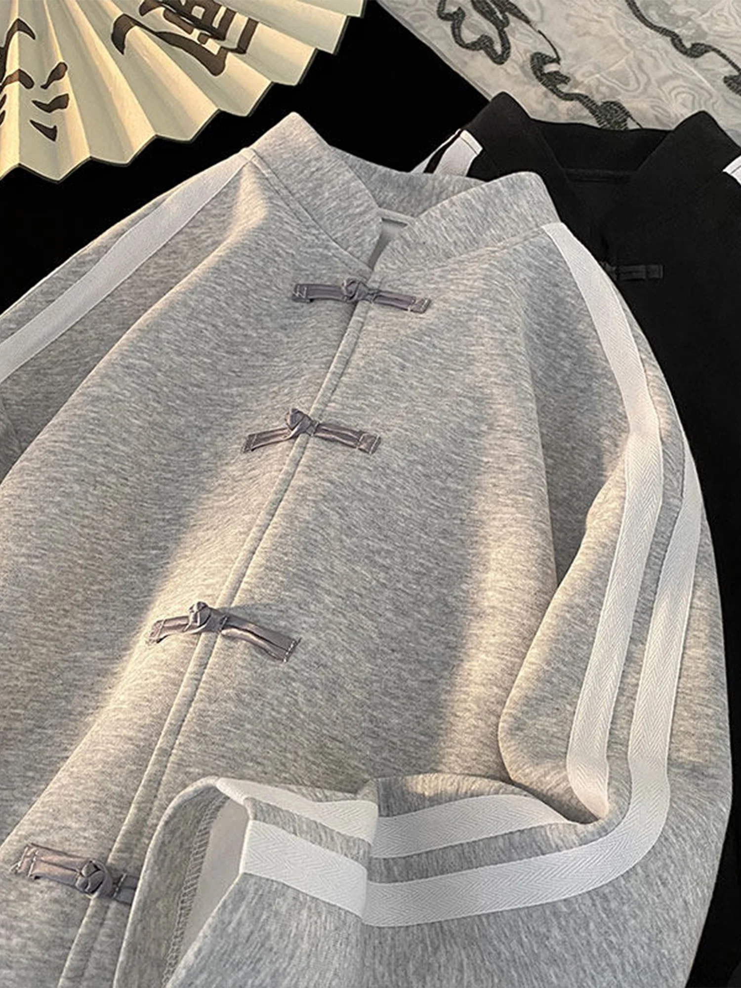 Молодежный вязаный кардиган-свитшот мужской, в полоску, на пуговицах, модный винтажный, новый, в китайском стиле, верхняя одежда с длинными рукавами
Молодежный вязаный кардиган-свитшот мужской, в полоску, на пуговицах, модный винтажный, новый, в китайском стиле, верхняя одежда с длинными рукавами