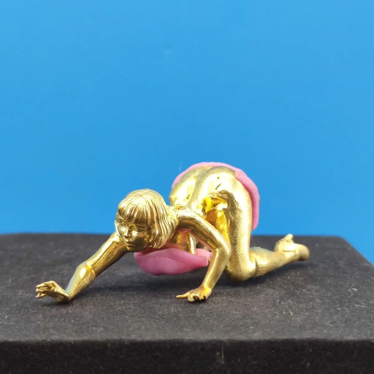 Antique Brass Anime-Style Crawling Pose Figurine,Desktop Display Art Statue for Collectors
Antique Brass Anime-Style Crawling Pose Figurine,Desktop Display Art Statue for Collectors