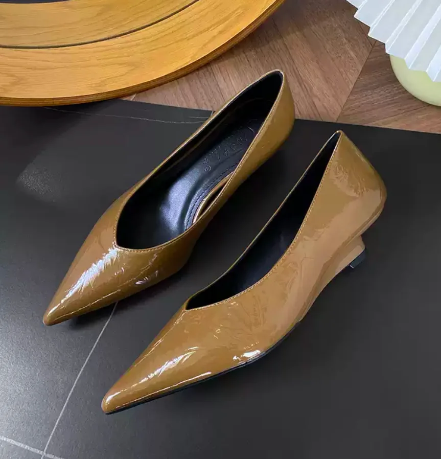 Women Shoes Fashion V Cut Shoes Design Short Wedge Pumps Sexy Pointed Toe Patent Leather Elegant Party Shoes Woman Shoes A0011
Women Shoes Fashion V Cut Shoes Design Short Wedge Pumps Sexy Pointed Toe Patent Leather Elegant Party Shoes Woman Shoes A0011