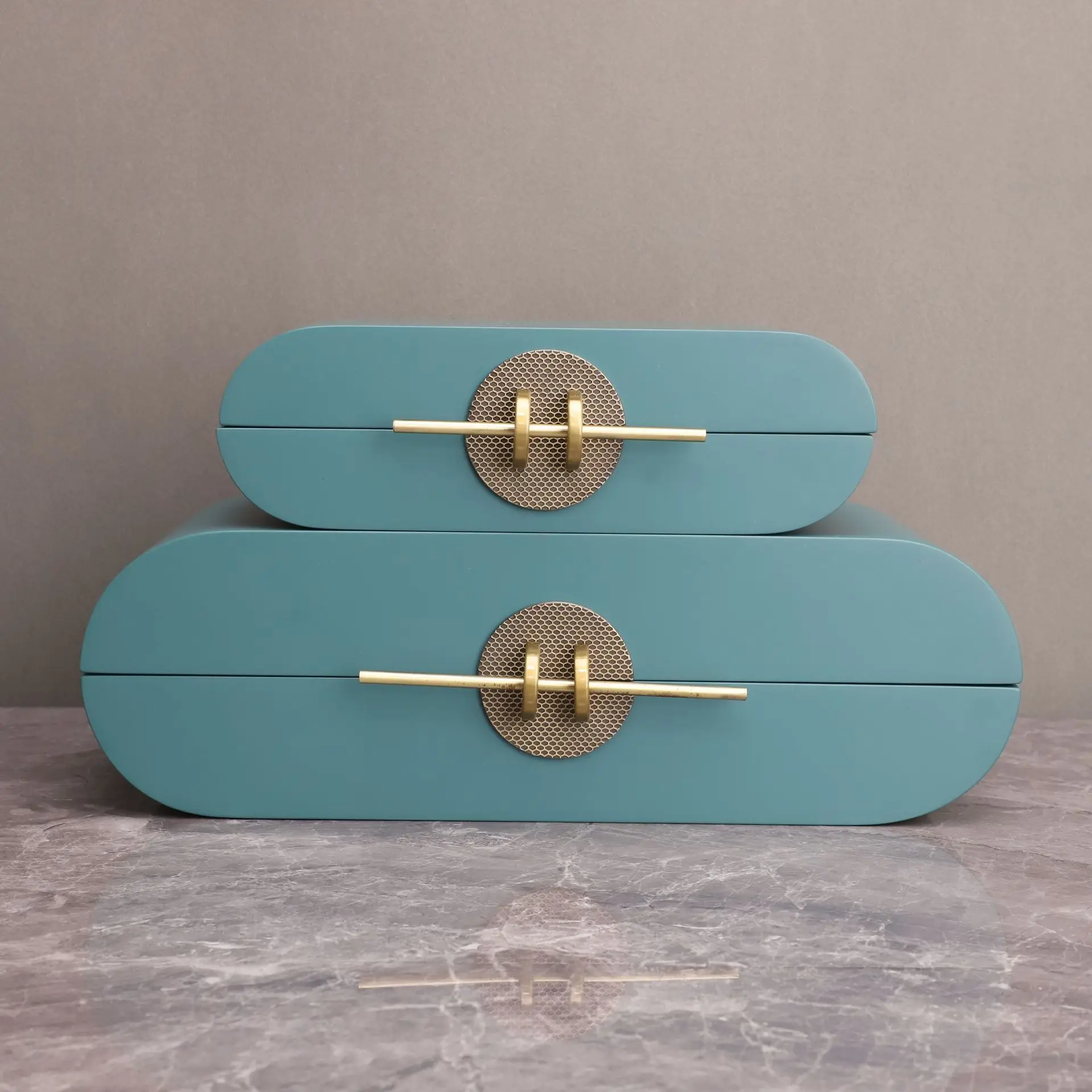 Синий деревянный ящик для хранения, золотой замок, настольный контейнер для хранения, геометрический деревянный ящик овальной формы, украшение для дома
Синий деревянный ящик для хранения, золотой замок, настольный контейнер для хранения, геометрический деревянный ящик овальной формы, украшение для дома