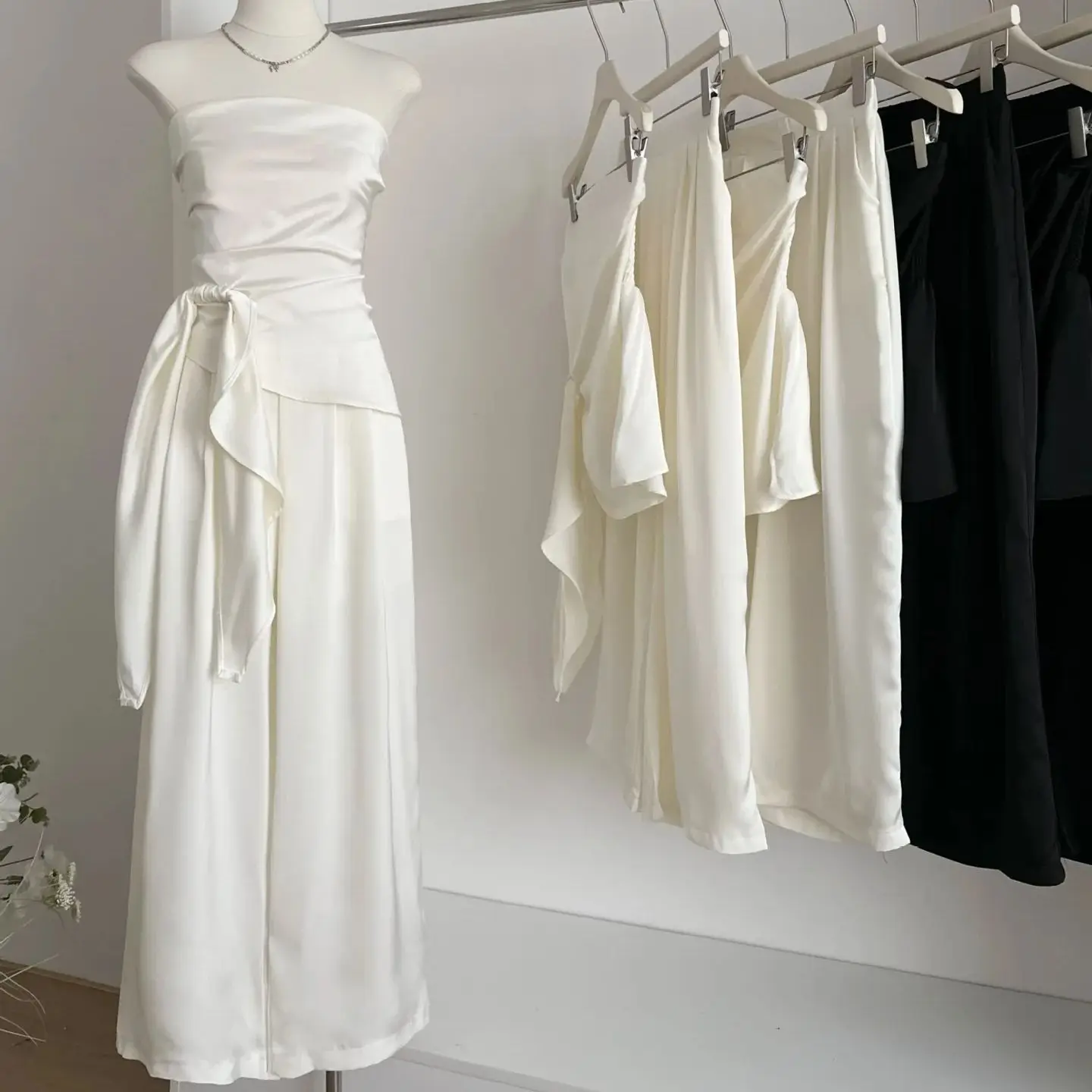 2025 Summer Pure Desire Fashion Set Women's Design Irregular Short sleeved Top+A-line Skirt Pants Two piece Set
2025 Summer Pure Desire Fashion Set Women's Design Irregular Short sleeved Top+A-line Skirt Pants Two piece Set