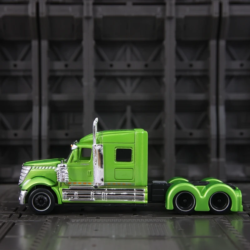 Модель американского тягача International Lonestar Maisto 1:64, имитация, из сплава, с богатой детализацией и высоким качеством изготовления.
Модель американского тягача International Lonestar Maisto 1:64, имитация, из сплава, с богатой детализацией и высоким качеством изготовления.