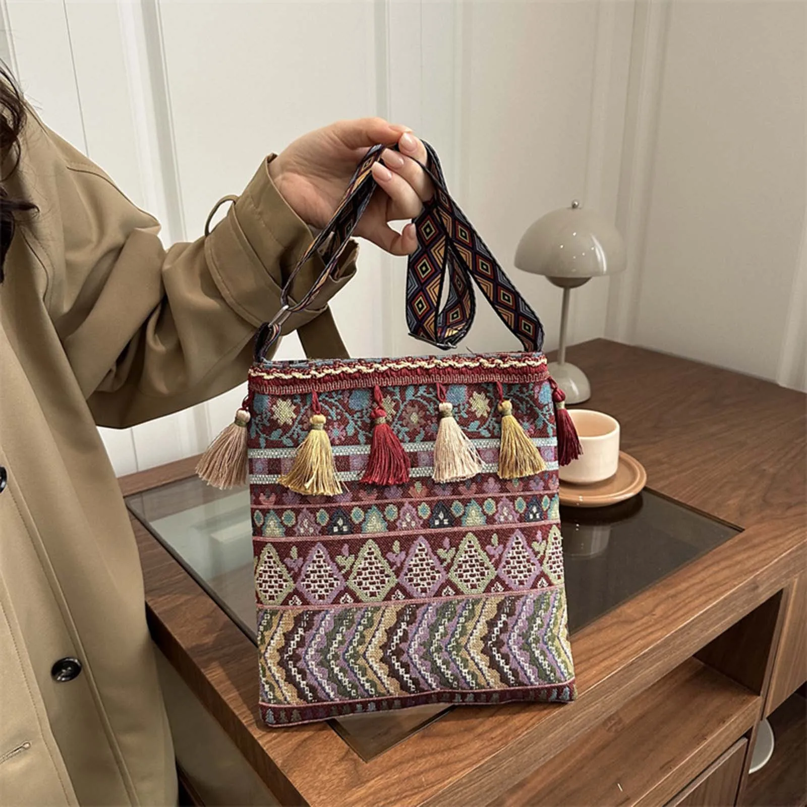 Women's Crossbody Bag Stylish Ethnic Style Tassel Large Capacity Shoulder Bag with Adjustable Strap
Women's Crossbody Bag Stylish Ethnic Style Tassel Large Capacity Shoulder Bag with Adjustable Strap