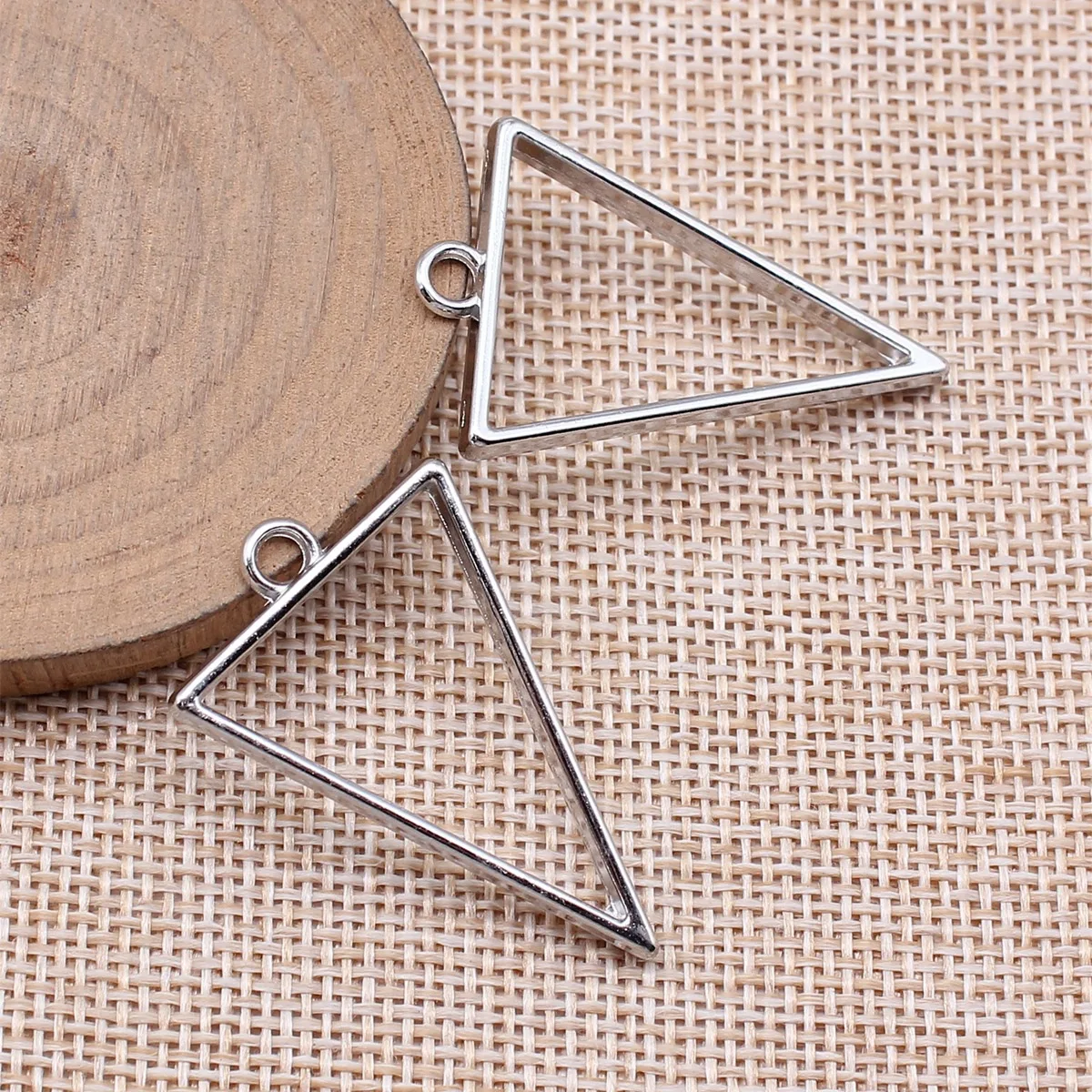 20pcs 25x39x3.6mm(0.98x1.54x0.14inch) 4 Colors Hollow Geometric Glue Frame Series Inverted Triangle Frame Accessories
20pcs 25x39x3.6mm(0.98x1.54x0.14inch) 4 Colors Hollow Geometric Glue Frame Series Inverted Triangle Frame Accessories