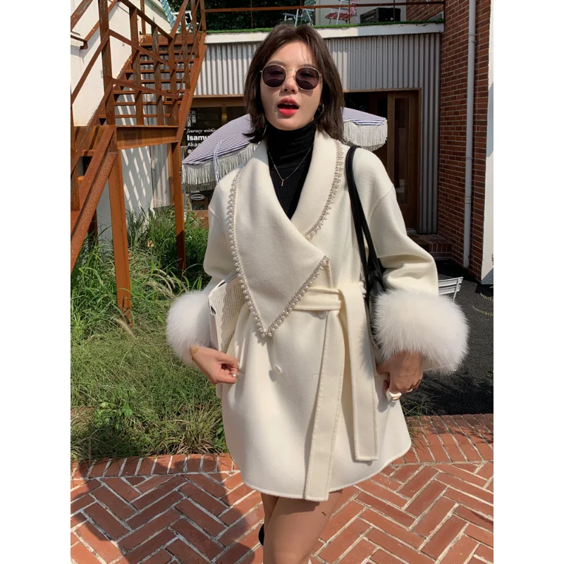 2023 Coat Woman Winter Natural Fox Cuffs Pearl Turn Down Collar Double Breasted Belt Autumn Fashionable Female Cold Jacket
2023 Coat Woman Winter Natural Fox Cuffs Pearl Turn Down Collar Double Breasted Belt Autumn Fashionable Female Cold Jacket