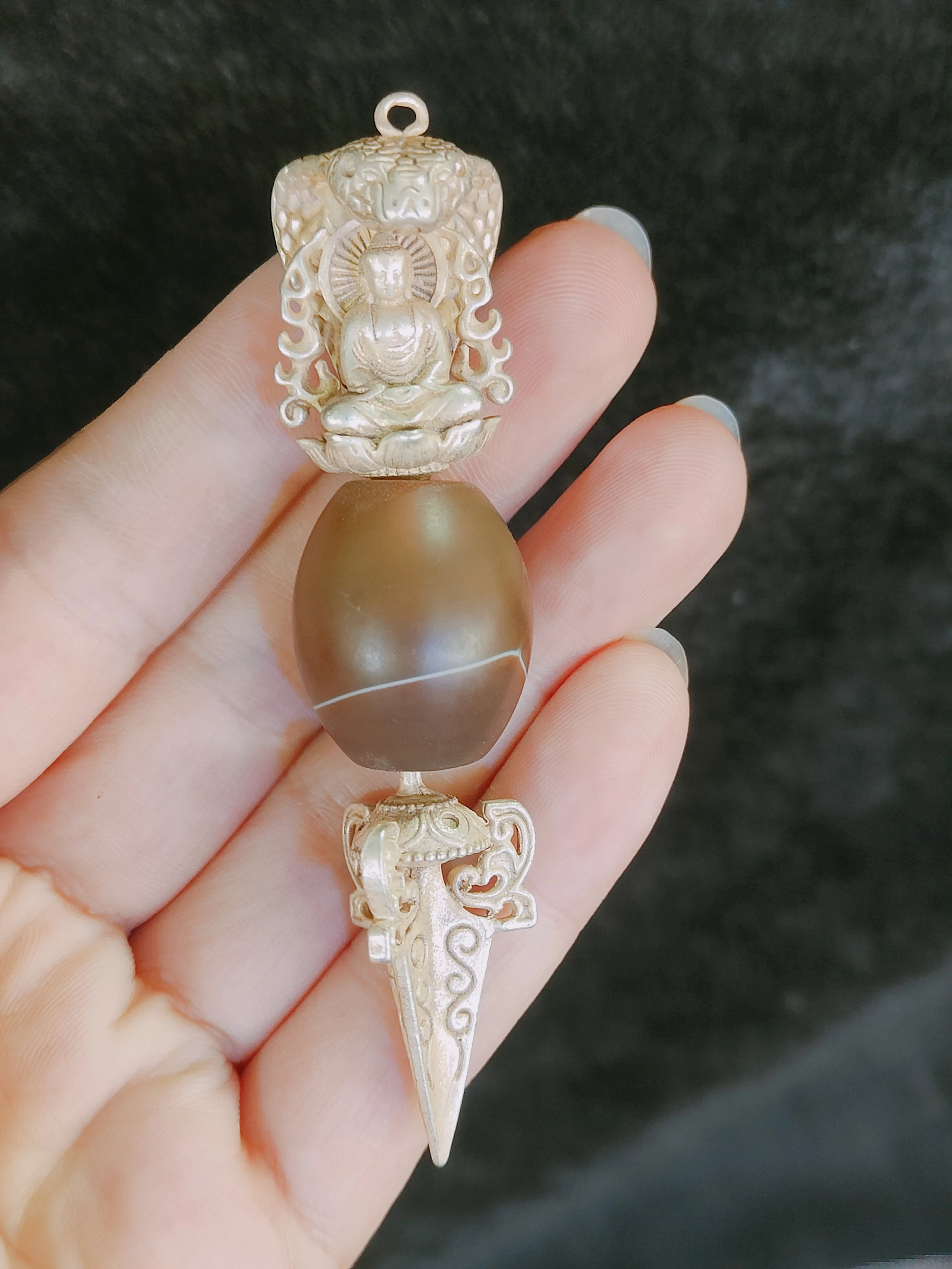 Chinese Tibetan silver carved ethnic style natural agate sky pearl Snake Coiled Lotus Buddha Vajra protective pendant
Chinese Tibetan silver carved ethnic style natural agate sky pearl Snake Coiled Lotus Buddha Vajra protective pendant