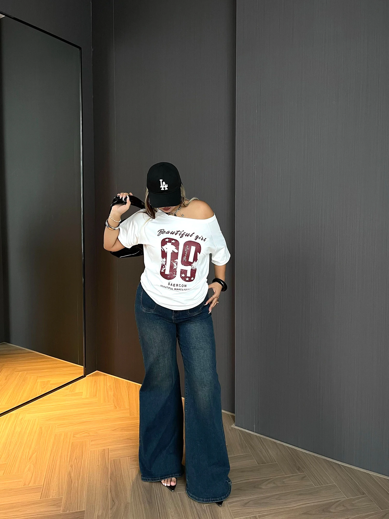 Свободные широкие джинсы, женские джинсовые брюки-клеш с высокой талией, драпировка в стиле ретро, большие размеры, удобные прямые брюки для похудения...
Свободные широкие джинсы, женские джинсовые брюки-клеш с высокой талией, драпировка в стиле ретро, большие размеры, удобные прямые брюки для похудения...