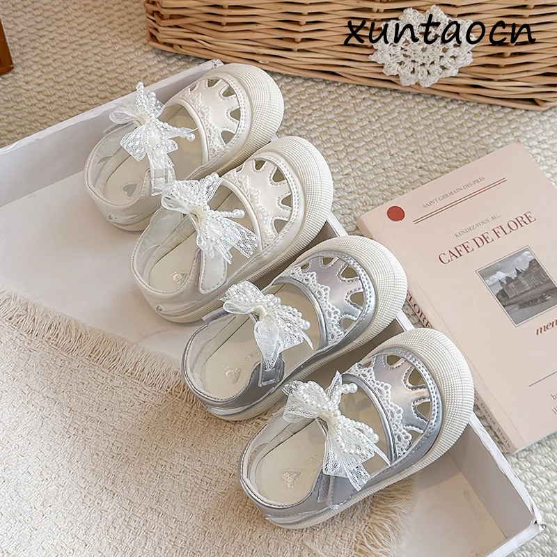 Children's Casual Sandals Girls' Summer Sandals with Pearl Bow Decoration Non-slip Breathable Flat Shoes White and Silver
Children's Casual Sandals Girls' Summer Sandals with Pearl Bow Decoration Non-slip Breathable Flat Shoes White and Silver