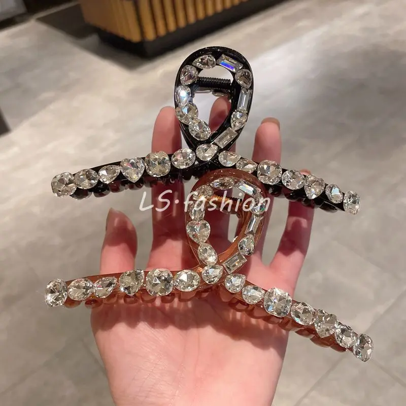 Light luxury, high-end sense, large grab clip, super flash crystal shark clip, hair clip on the back of the head, hair grab clip
Light luxury, high-end sense, large grab clip, super flash crystal shark clip, hair clip on the back of the head, hair grab clip