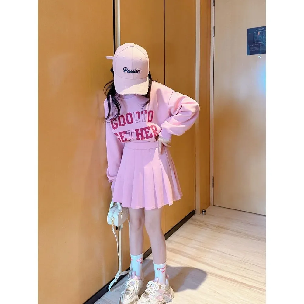 Весенняя новая розовая одежда в студенческом стиле для девочек-подростков, топ с длинными рукавами и буквенным принтом + короткая юбка, комплект из двух предметов, детская одежда
Весенняя новая розовая одежда в студенческом стиле для девочек-подростков, топ с длинными рукавами и буквенным принтом + короткая юбка, комплект из двух предметов, детская одежда