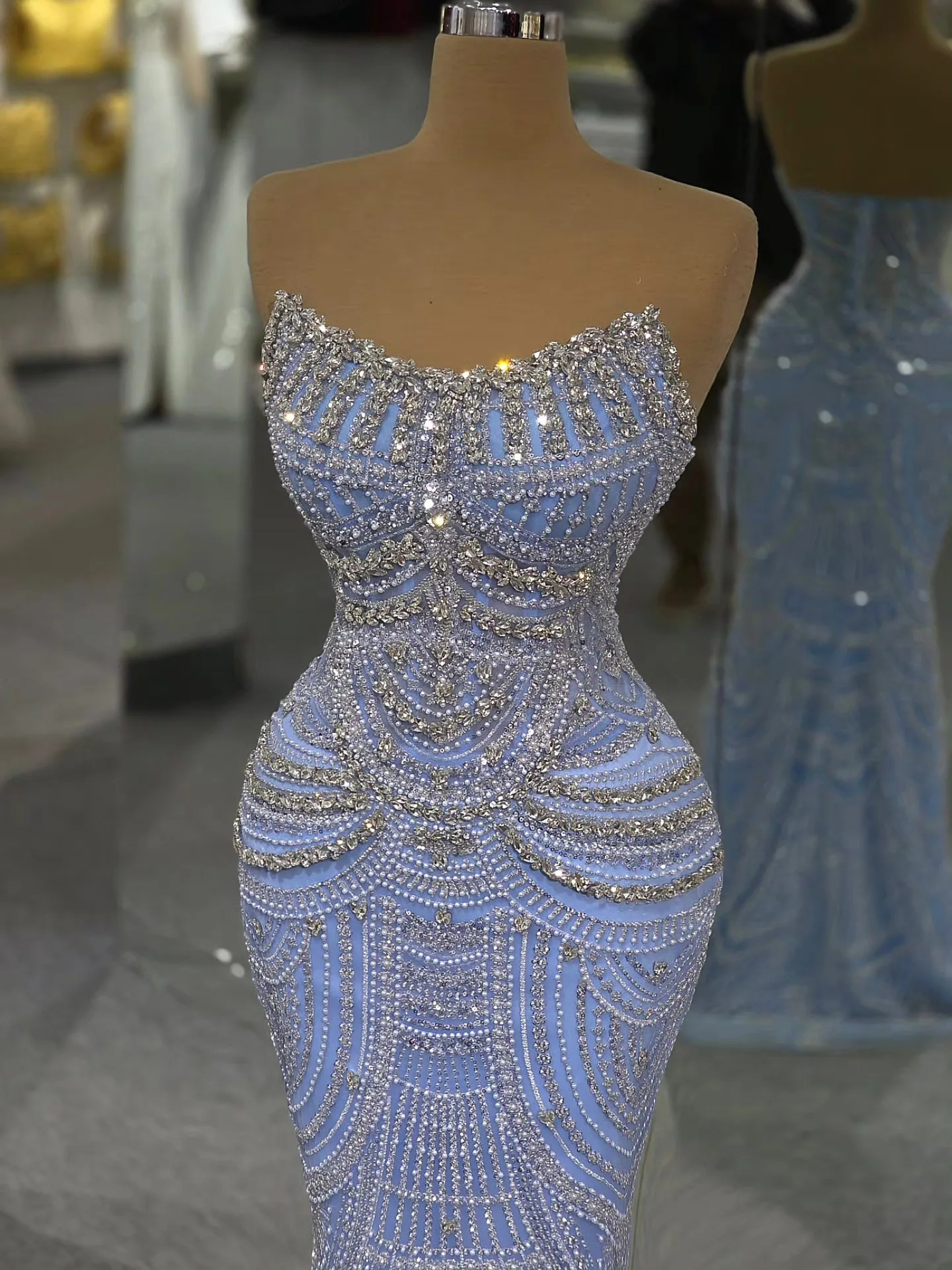 Элегантное синее вечернее платье-русалка с серебряными бусинами, без рукавов, для женщин, для торжественных мероприятий, для красной дорожки, нарядное, на заказ
Элегантное синее вечернее платье-русалка с серебряными бусинами, без рукавов, для женщин, для торжественных мероприятий, для красной дорожки, нарядное, на заказ